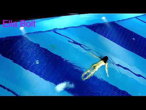 ❤️ Ik kin net ophâlde te sjen, jonge blonde fongen neaken swimmen yn ELLA BOLT resort pool ❤ Kwaliteitsseks by wy ️❤