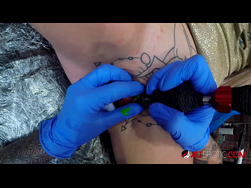 ❤️ Ekstreem tattooed hottie Sully Savage krige in tattoo op har klitoris ❤ Kwaliteitsseks by wy ️❤